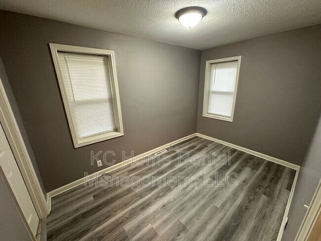 Building Photo - 1110 W 41st Terrace
