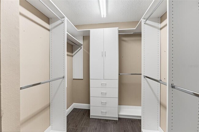 Building Photo - 6513 Thoroughbred Loop