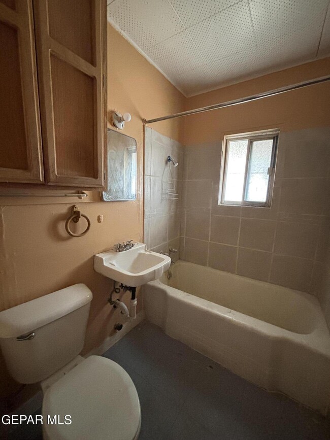 Building Photo - 4000 1/2 Sacramento Ave