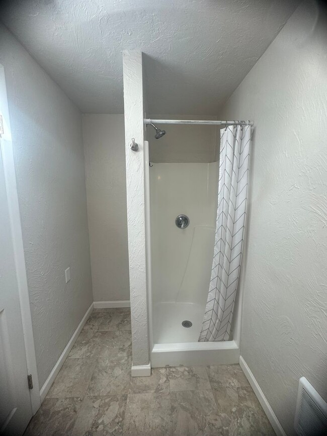 Building Photo - Great 3-Bedroom, 2-Bath Ranch Style Home w...