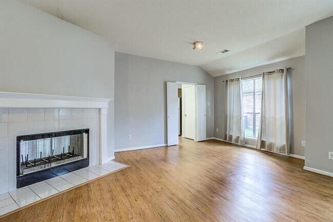 Building Photo - 4826 Linden Pl