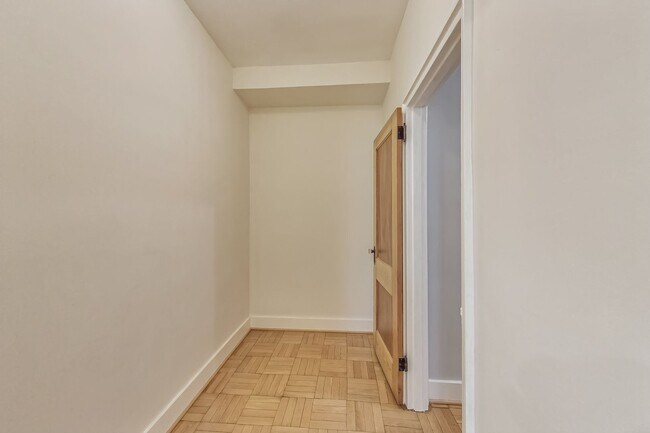 Building Photo - Stylish 1 Bedroom Condo in Foggy Bottom!