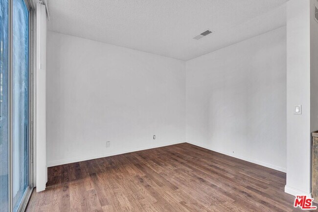 Building Photo - 100 S Doheny Dr