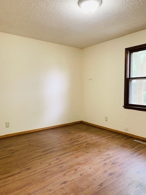 Building Photo - 810 S Nettleton Ave