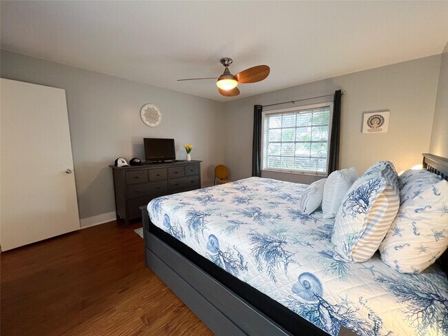 Building Photo - 6239 Bay Club Dr