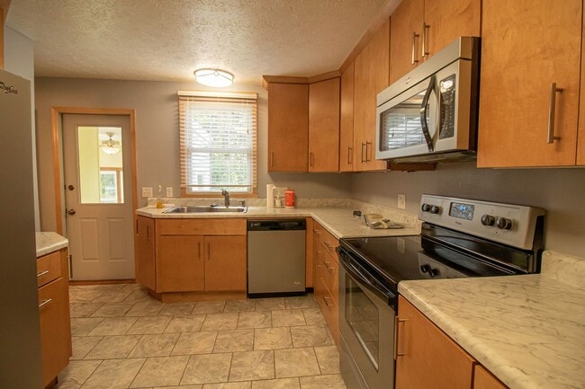 Building Photo - AVAILABLE AUGUST 15TH, 2026 - CHARMING 4 B...