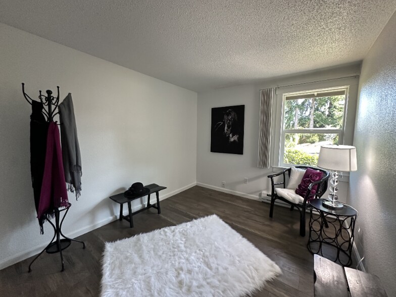 Building Photo - 844 Phoenix St NE