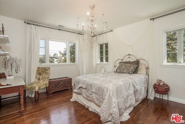 Building Photo - 1332 Comstock Ave