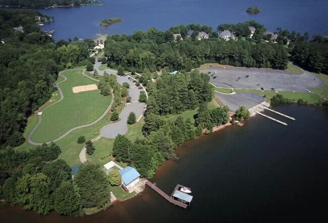 Building Photo - Lakefront living in Sherril's Ford