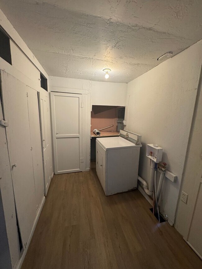 Building Photo - 3bedroom 1bathroom