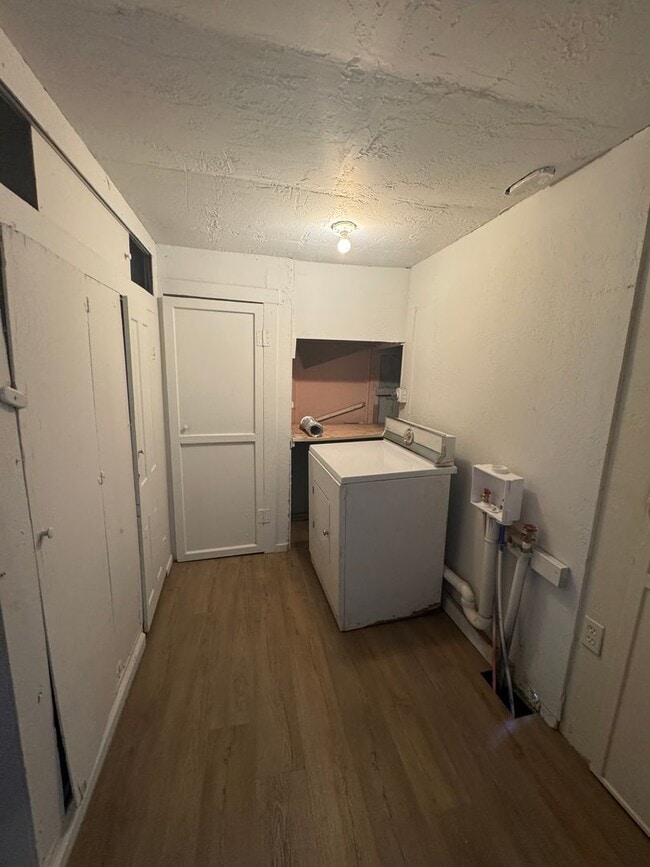 Building Photo - 3bedroom 1bathroom electric and water PAID...