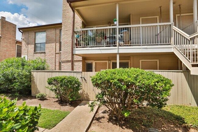 Building Photo - 2100 Wilcrest Dr