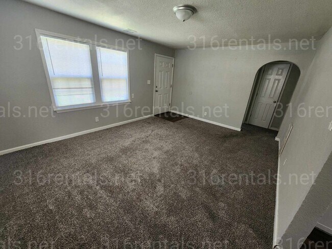 Building Photo - $999 - 3 bedroom / 1 bathroom - Single Fam...