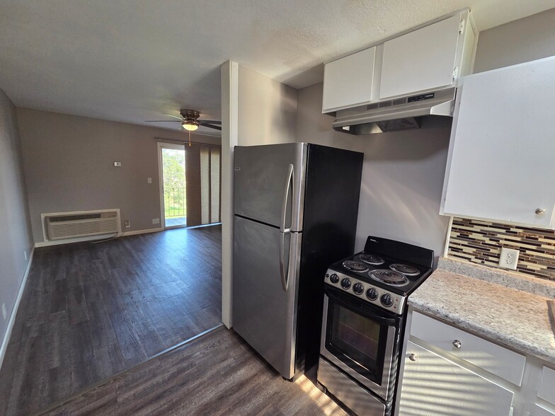 Building Photo - 734 N Country Acres Ave