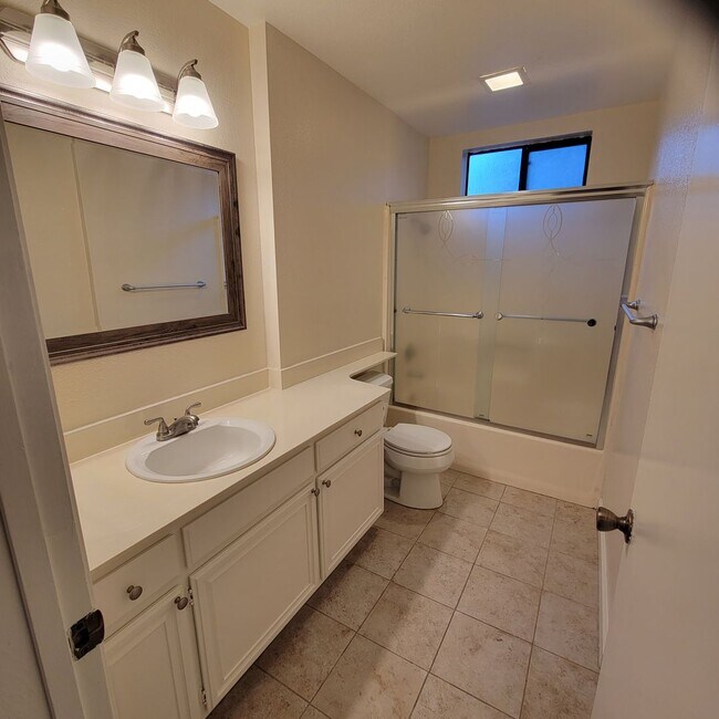 Building Photo - 2 Bedroom, 2 Bathroom Condo for Rent in Martinez, CA