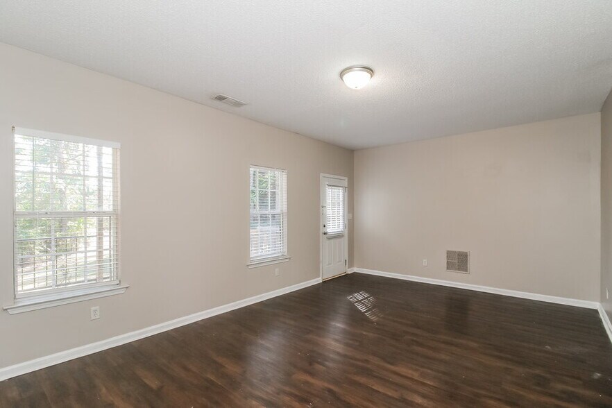 Building Photo - 40 Savoy Park Dr