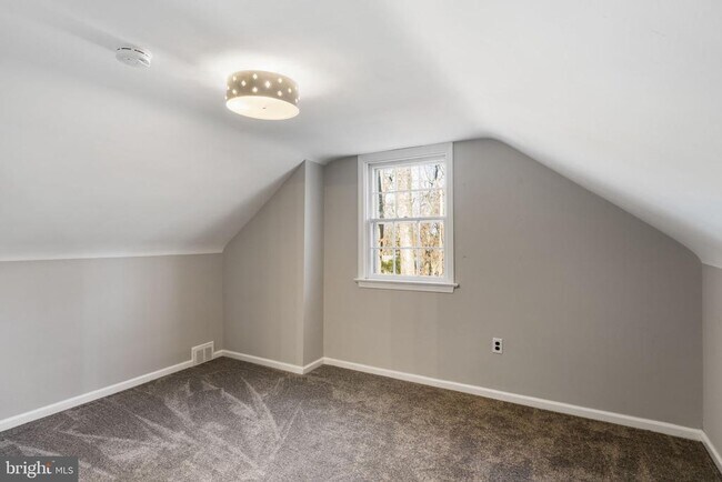 Building Photo - 310 Pine Tree Rd