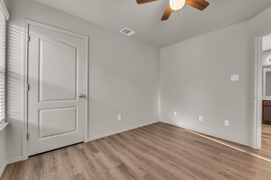 Building Photo - 609 Lost Trl