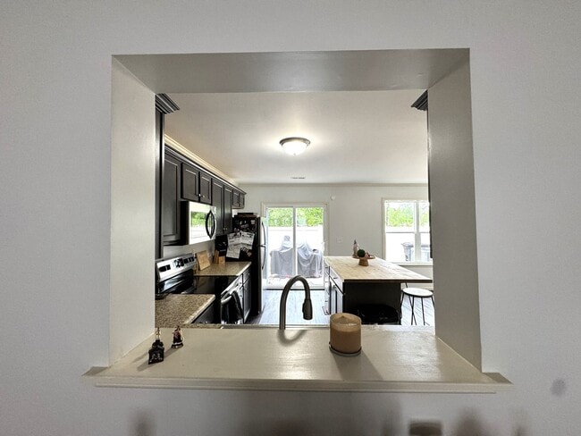 Building Photo - Beautiful Townhome with a Spacious Layout!