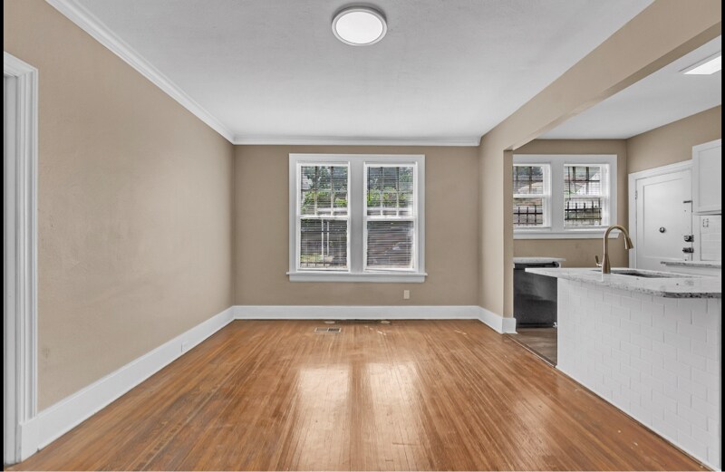 Building Photo - 665 E Pkwy S