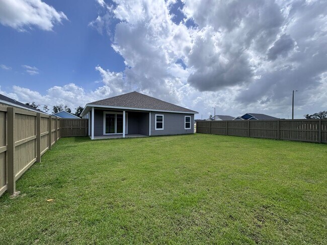 Building Photo - Welcome to this beautifully built 3-bedroom, 2-bathroom