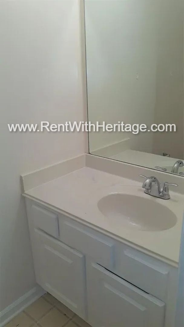 Building Photo - Awesome 3bd/ 2ba Townhome, Super Spacious,...