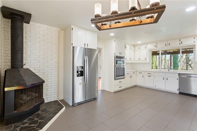 Building Photo - 3355 Pinetree Dr SE