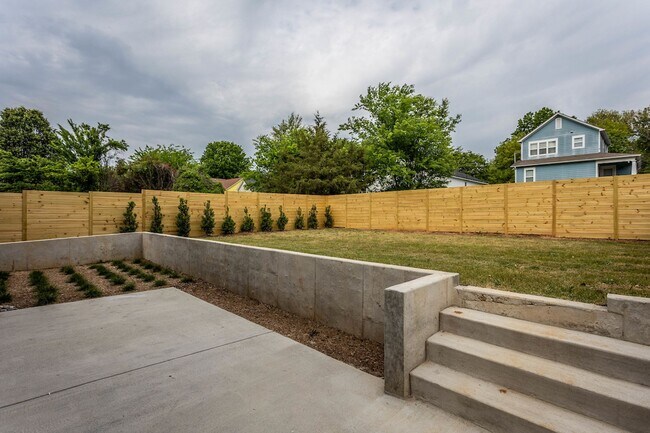 Building Photo - 323-325 S East St