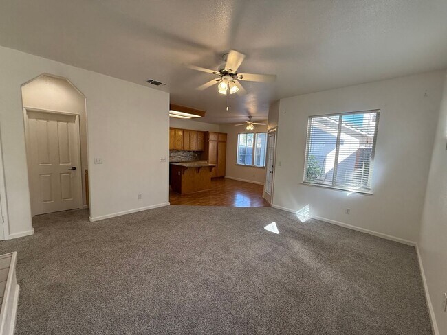 Building Photo - 4 bed 2.5 bath 2 story home available now!