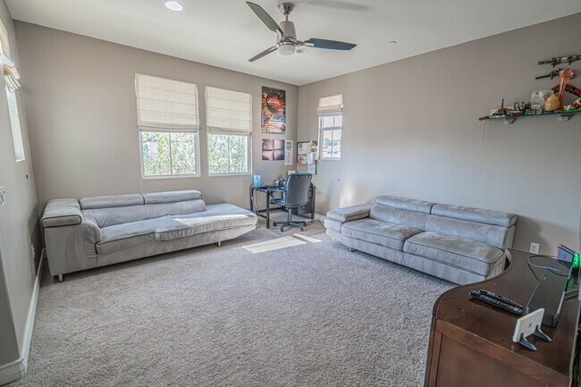 Building Photo - Beautiful 5-Bedroom Home with Outdoor Entertainer's Area in Valencia!