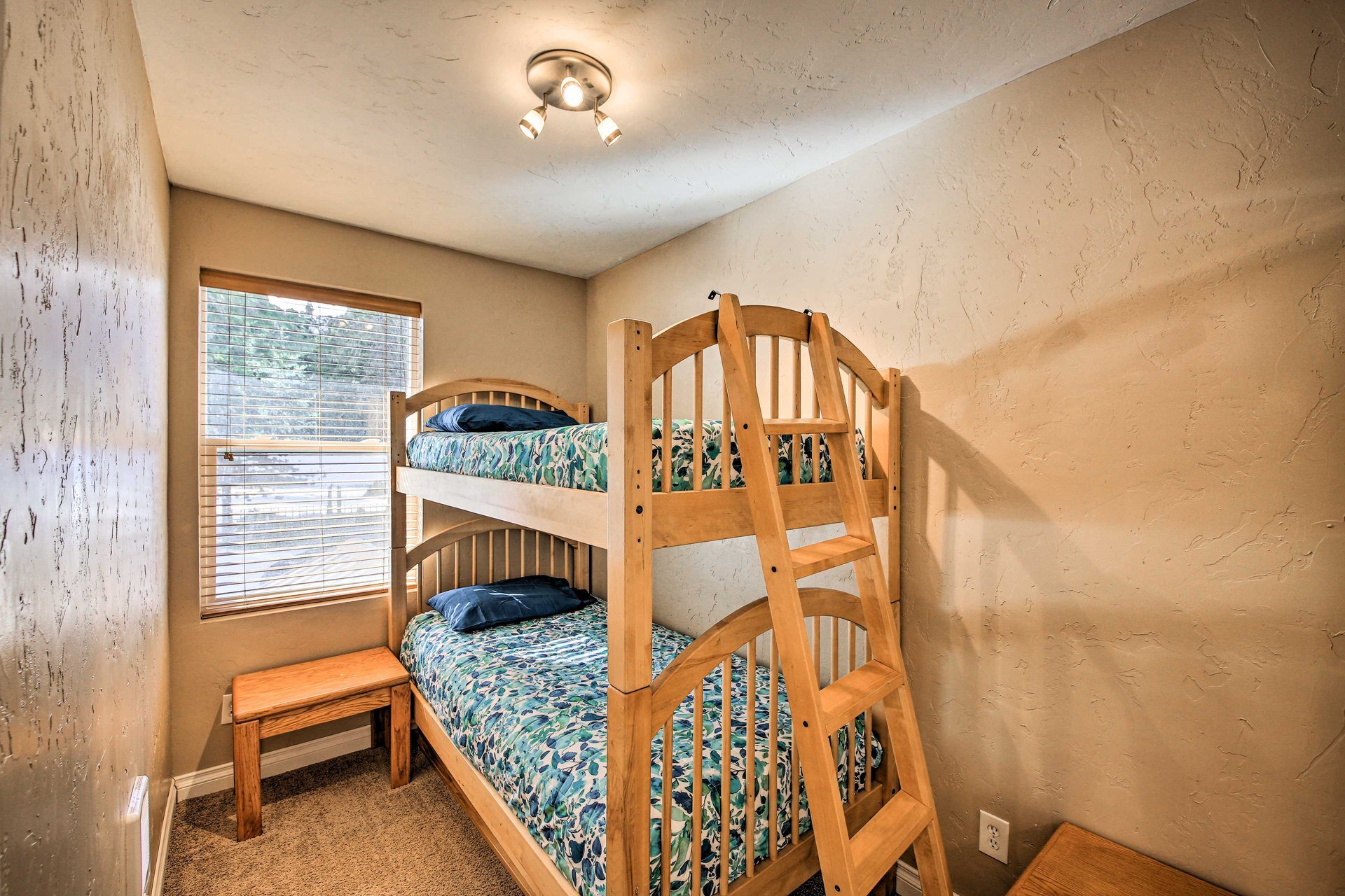Building Photo - 9076 Lakeshore Dr
