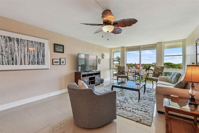 Building Photo - 7400 Sun Island Dr S