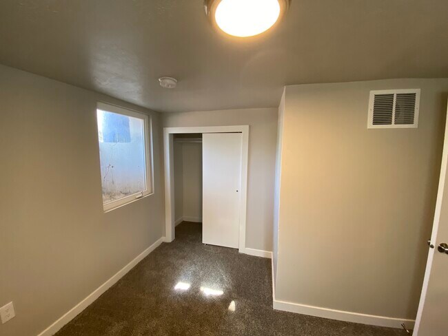 Building Photo - 356 W 500 N
