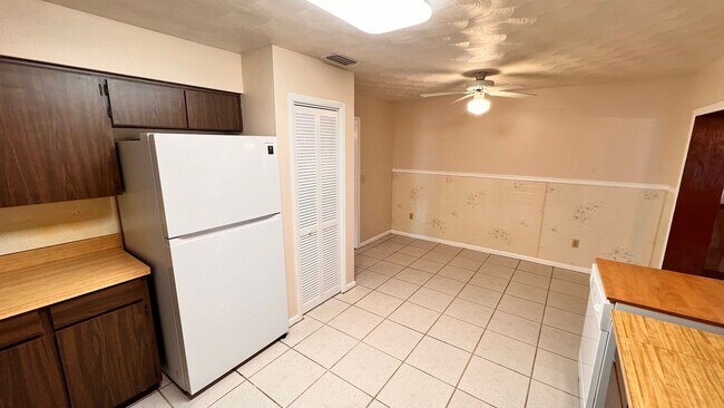 Building Photo - Modern Comfort Meets Prime Location – Spac...