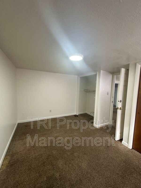 Building Photo - 1017 1/2 Cranford Place