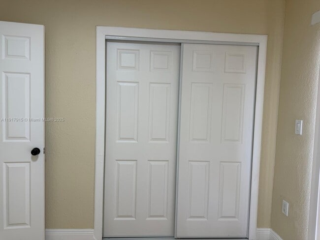 Building Photo - 2310 W 60th St