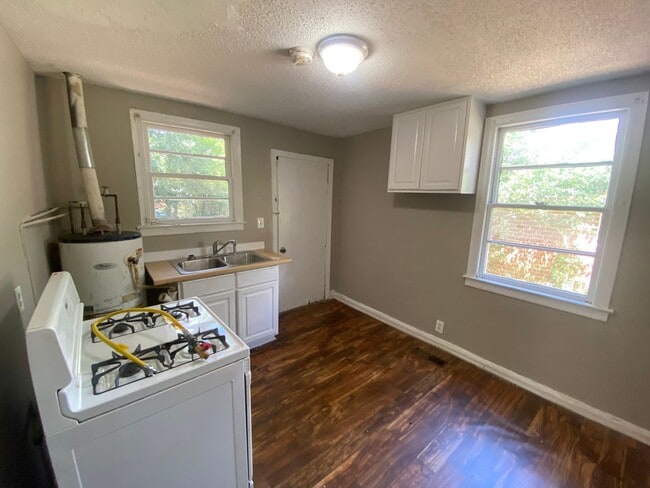 Building Photo - **AVAILABLE NOW**2 bedroom / 1 bathroom Ho...