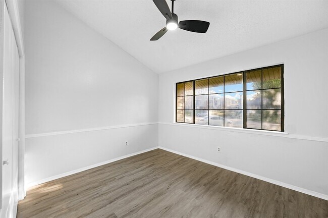 Building Photo - 522 Hunters Glen St