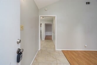 Building Photo - 2119 Williamsburg Ct S