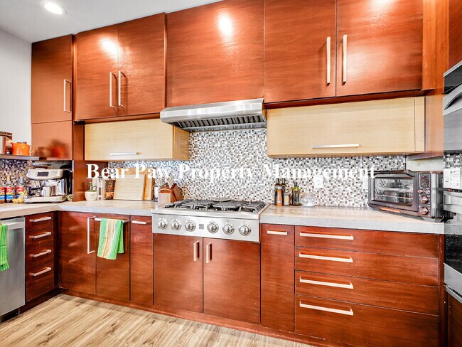 Building Photo - "Spacious 5-Bed Retreat with 3.5 Baths on ...