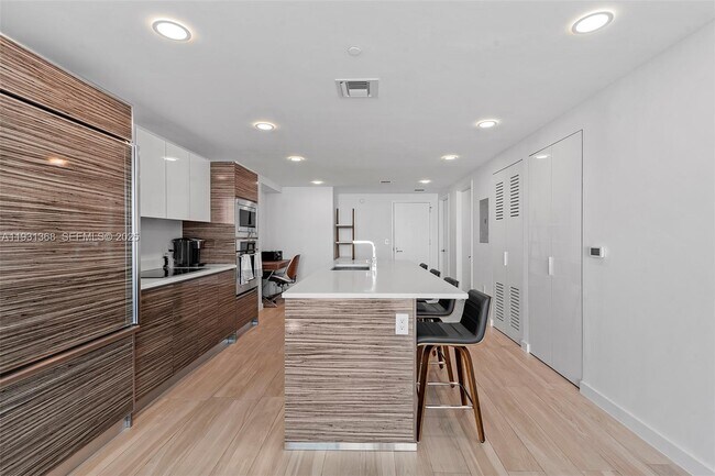 Building Photo - 460 NE 28th St