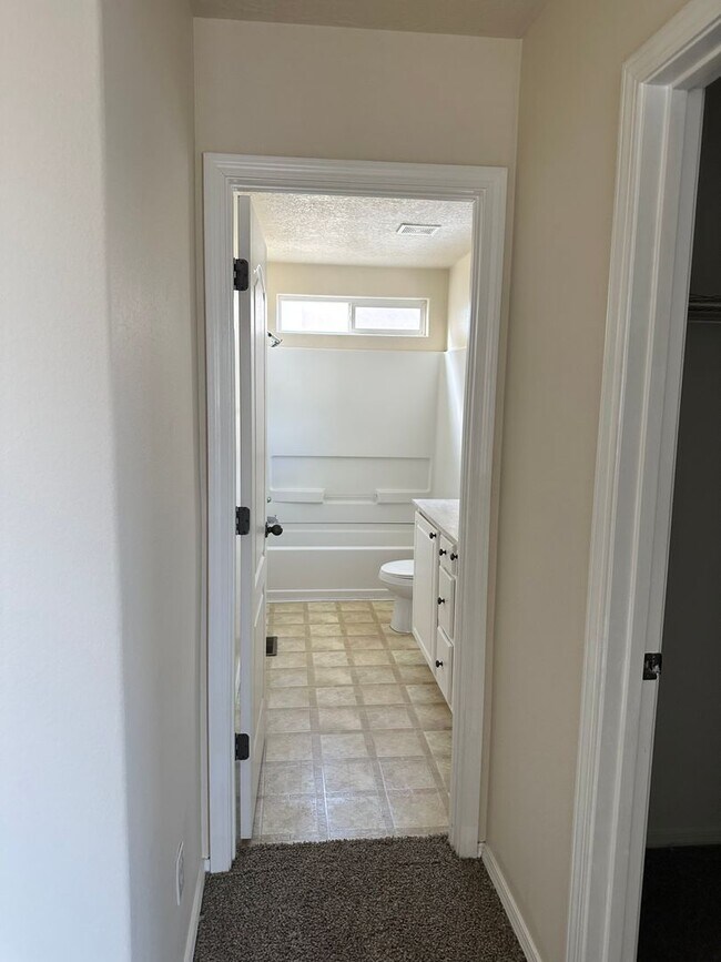 Building Photo - Beautiful Home in Gated Community w/pool
