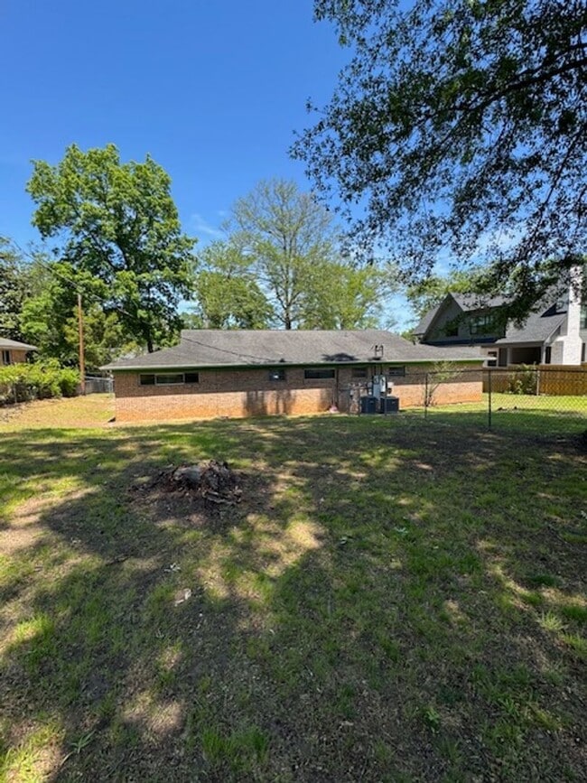 Building Photo - 2 Bedroom, 1 Bath duplex (right side unit) close to downtown Greenville with hardwood floors, a l...