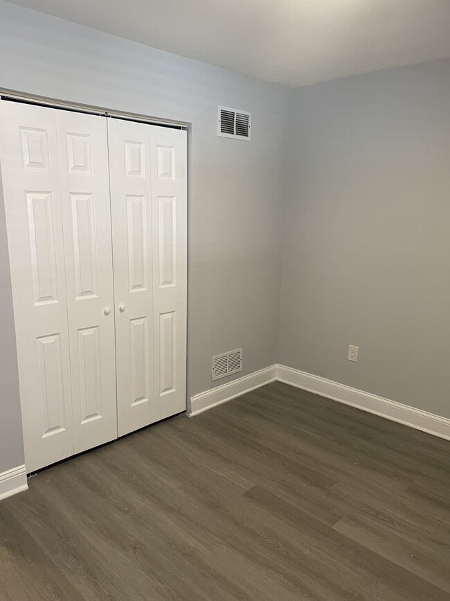 Building Photo - 1935 Addison Rd S