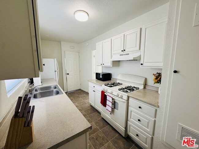 Building Photo - 644 W 81st St