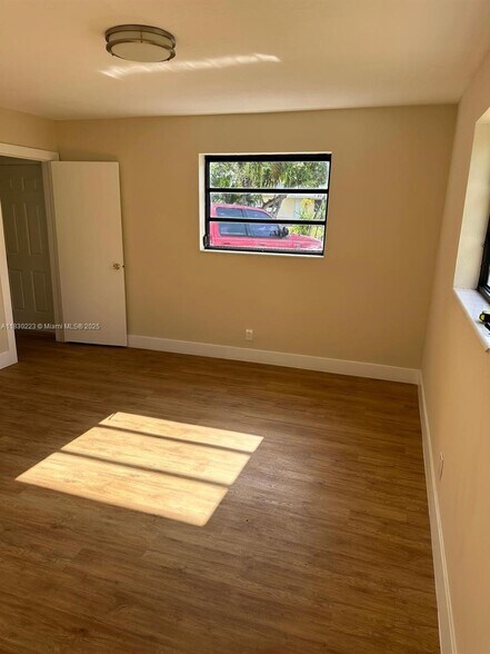Building Photo - 750 S 61st Ter