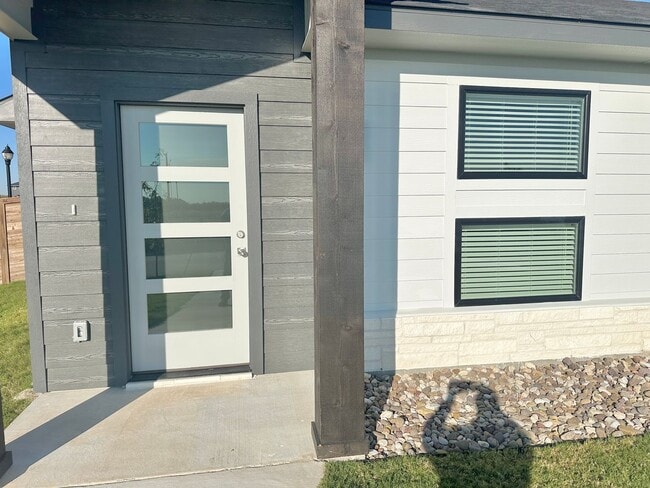 Building Photo - AVAILABLE NOW!