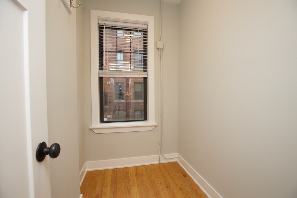 Building Photo - 4242 N Wolcott Ave