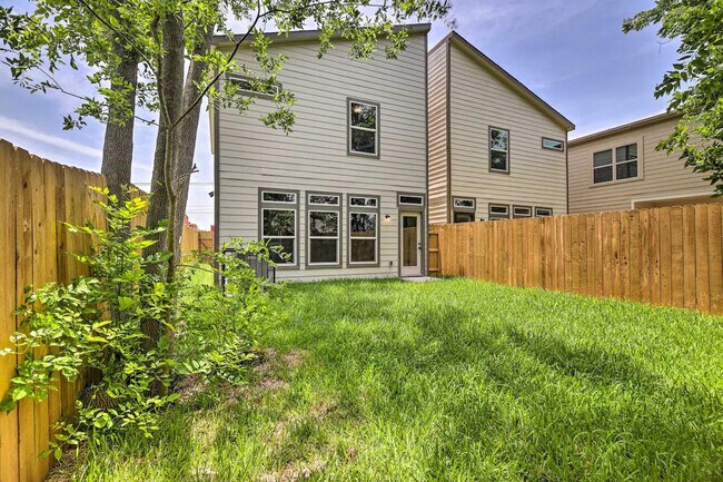 Building Photo - 4835 Sunflower St