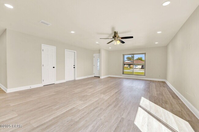 Building Photo - 5204 Park St